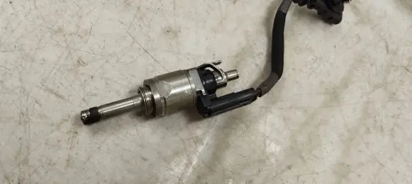 Volvo XC90 Fuel injector 31336653