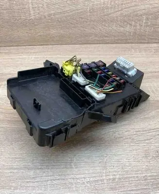 Toyota Avensis T220 Fuse module 8273005020 102439091900