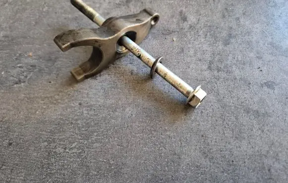 Toyota Hilux (AN10, AN20, AN30) Fuel Injector clamp holder 