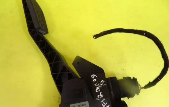 Opel Zafira A Accelerator throttle pedal 0281002298