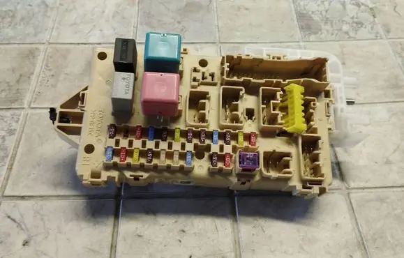 Toyota Corolla Verso AR10 Fuse module 892210F010 07112210230702