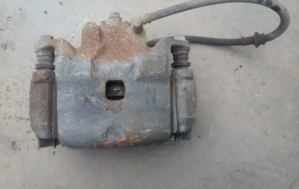 Nissan Leaf I (ZE0) Front brake caliper