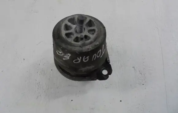 Volkswagen Touareg I Engine mount bracket 7L6199131C