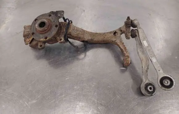 Audi A4 S4 B5 8D Front wheel hub
