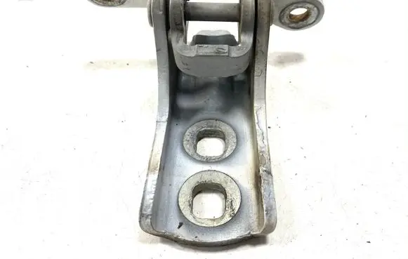 Chevrolet Volt I Front door lower hinge A049175 C46