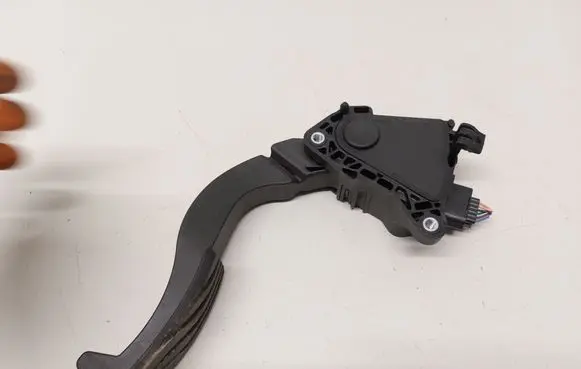 Accelerator throttle pedal