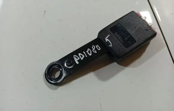 Front seatbelt buckle