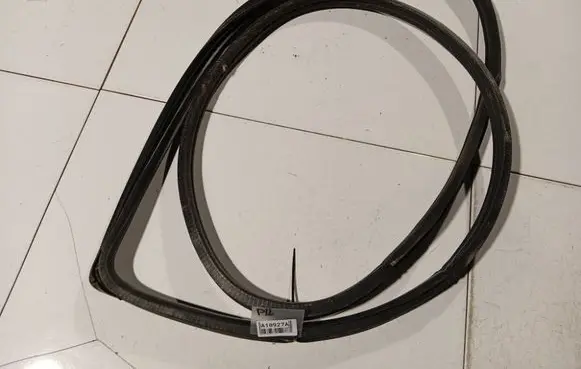Honda FR-V Rubber seal front coupe door 