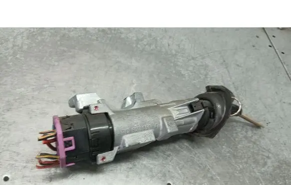 Volkswagen PASSAT B5 Ignition lock 4D0905851E