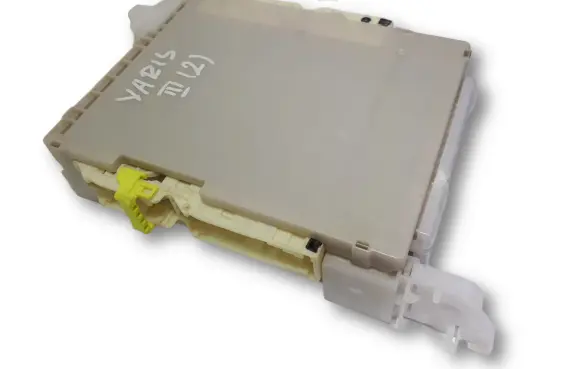 Toyota Yaris Fuse module 8273052K40 8G171184