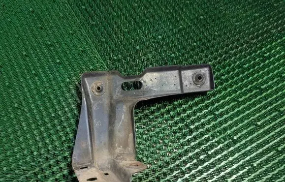 Volkswagen Golf IV Fender mounting bracket 1J0821135
