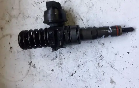 Volkswagen Golf V Fuel injector 038130073BN