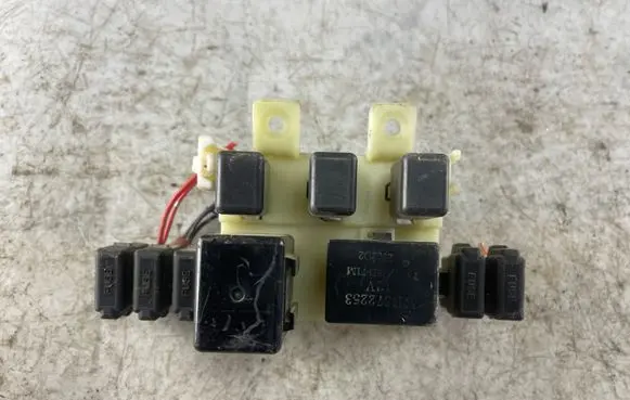 Mitsubishi Pajero Sport I Relay mounting block Mr122496 Mb572253