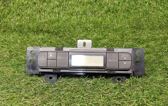 Nissan Pathfinder R52 Air conditioning (A/C) switch 275113KA0A