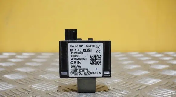 Chevrolet Silverado Central locking relay 13523298 32337800 8210211000000X