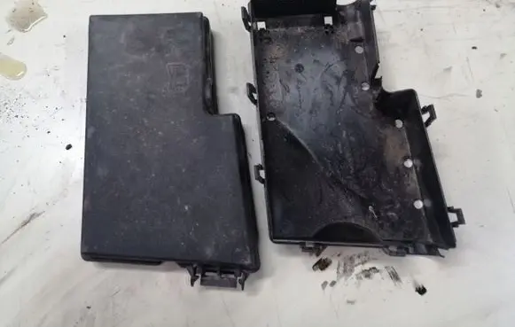 Ford Kuga I Fuse box cover 