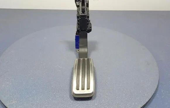 Accelerator throttle pedal