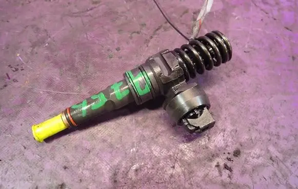 Skoda Fabia Mk2 (5J) Fuel injector 