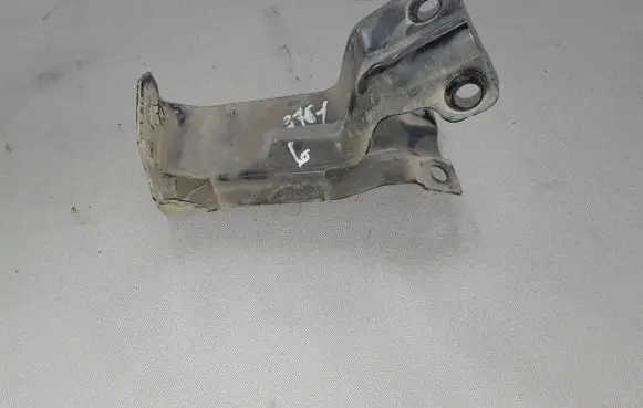 Volvo XC70 Intercooler pipe mounting bracket 31305107