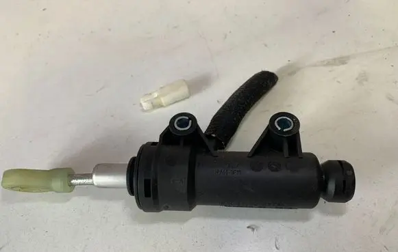BMW X1 E84 Clutch master cylinder 6773670 21526773670
