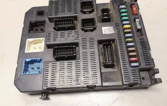 Peugeot 207 Fuse module 9663798280 0066930071107 2289215071107
