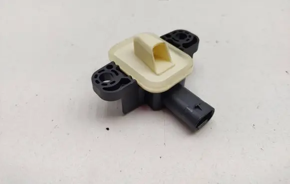 Infiniti Q30 Airbag deployment crash/impact sensor A1668210351