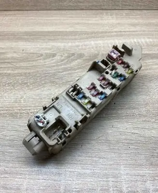 Mazda 323 Fuse module 8E280534 4800