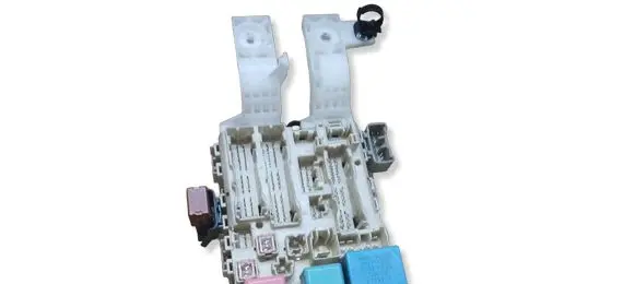 Toyota Yaris Fuse module 8273052700