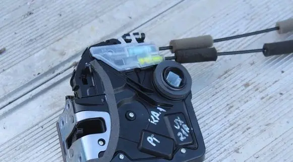 Lexus UX Rear door lock
