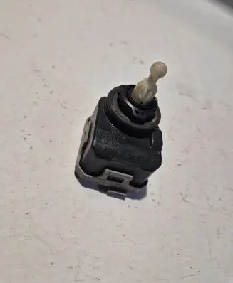 Opel Vectra C Headlight level adjustment motor 007878