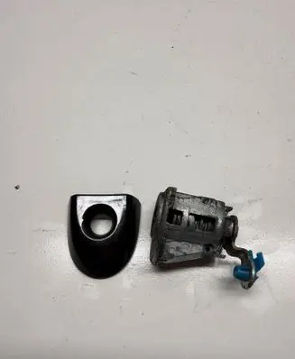 Nissan Juke I F15 Front door lock (next to the handle)