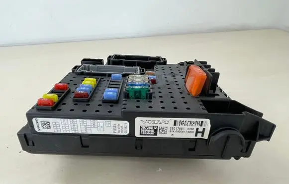 Volvo XC90 Fuse module 28017881 30728512
