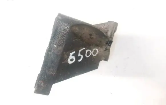 Nissan X-Trail T30 Engine mounting bracket