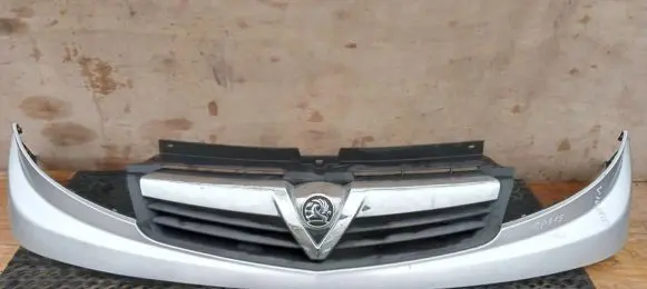 Opel Vivaro Front bumper upper radiator grill