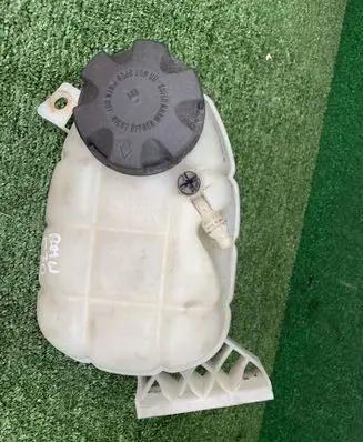 Coolant expansion tank/reservoir