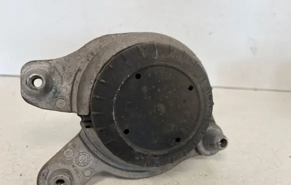 Engine mount bracket