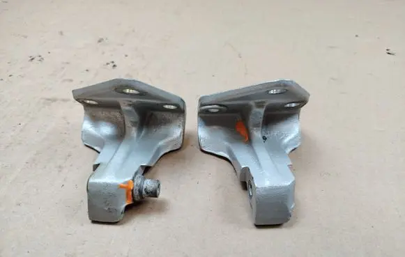 Maserati Coupe Front door upper hinge