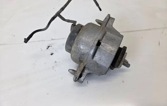 Engine mount vacuum valve