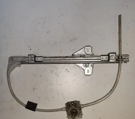 Rear door manual window regulator