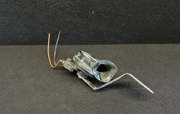 Audi A6 S6 C5 4B Horn signal A28657625
