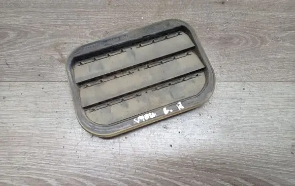 Quarter panel pressure vent