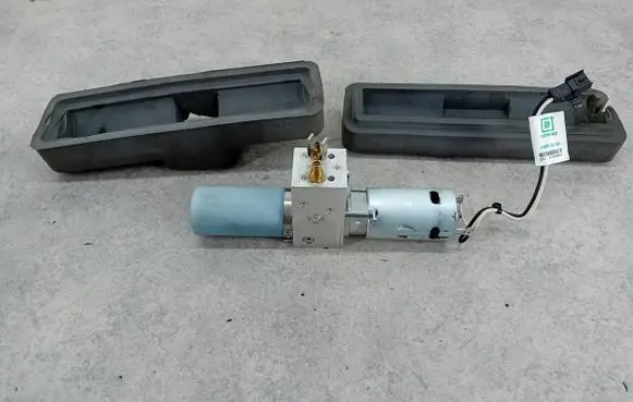 Opel Insignia A Shock absorber/damper mounting bracket 13279362