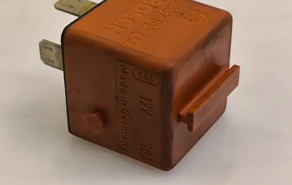 Volkswagen PASSAT B5 Other relay 0332019456 8587 8730