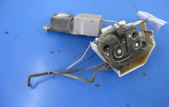 KIA Magentis Front door lock 95730-3C000