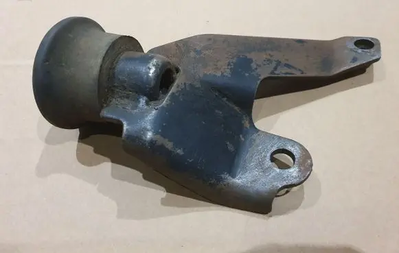 Volkswagen Jetta I Engine mounting bracket 171199329F 171199339