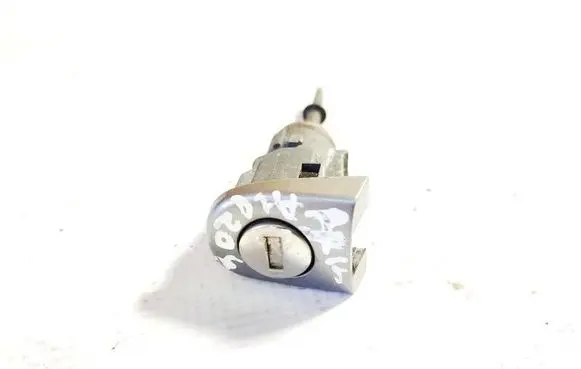 Volkswagen Polo IV 9N3 Front door lock (next to the handle) 