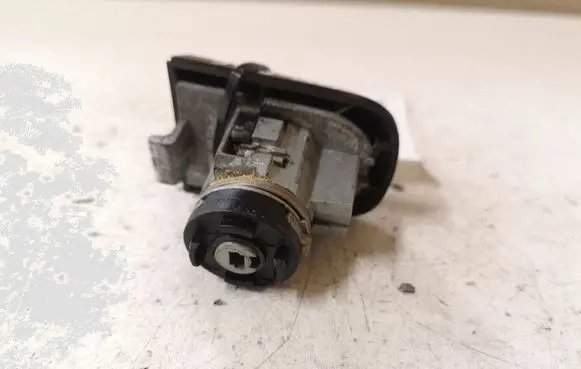 Volvo S40 Front door lock (next to the handle) 8679168
