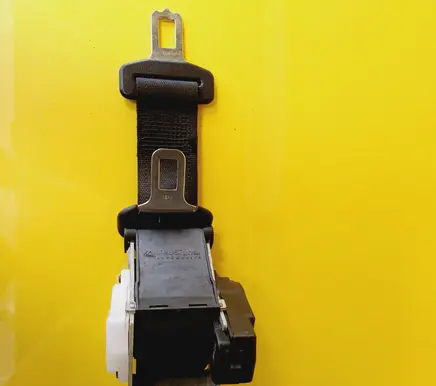 Opel Omega B1 Middle seatbelt (rear) 10300055