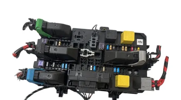 Opel Zafira B Fuse module 13220829 5DK00866943
