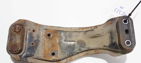 Subaru Legacy Engine mounting bracket